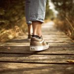 Homme qui marche en baskets