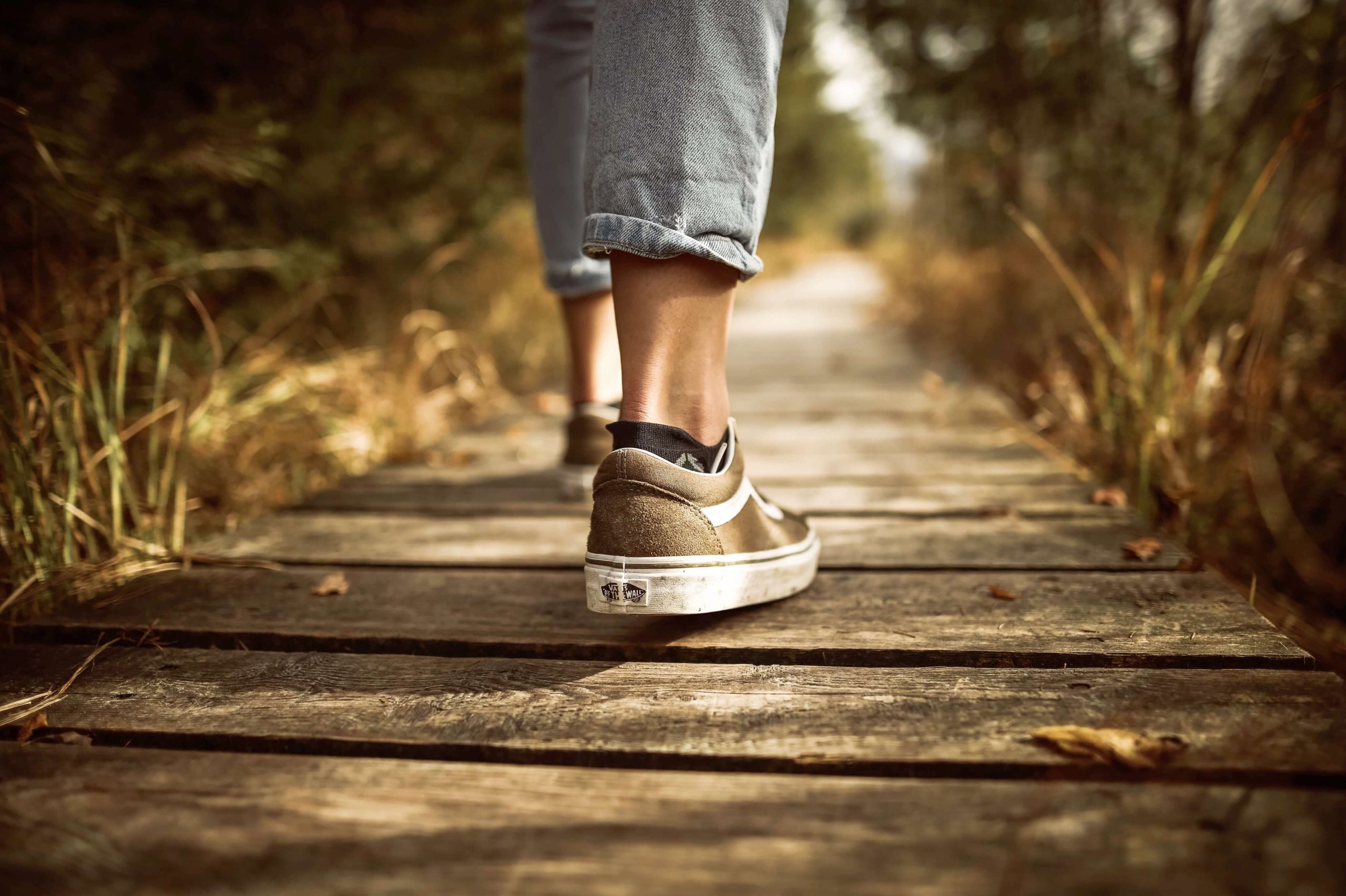 Homme qui marche en baskets