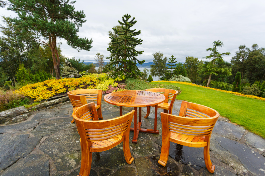 Salon de jardin de luxe sous la pluie