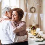 Seniors à leur anniversaire de mariage