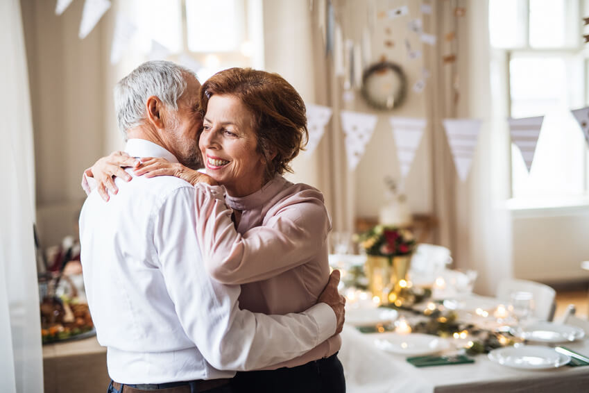 Seniors à leur anniversaire de mariage