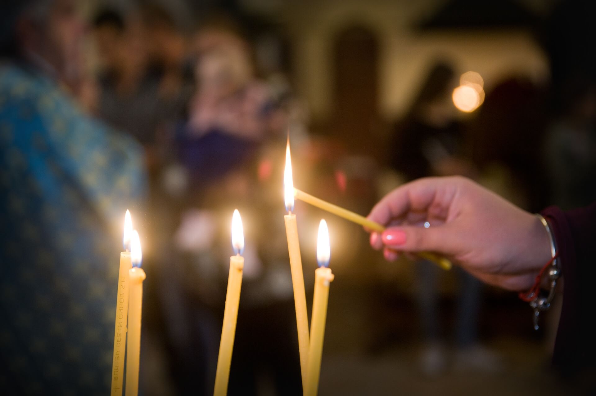 Cierges allumés lors d'un baptême à l'église