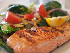 Les aides à domicile permettent le maintien des seniors chez eux