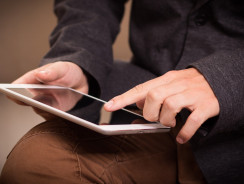 Les avantages des tablettes pour les seniors : rester connecté en toute simplicité