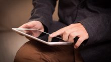 Les avantages des tablettes pour les seniors : rester connecté en toute simplicité