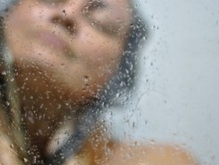 Pour éviter les accidents, les seniors peuvent faire installer une douche sécurisée