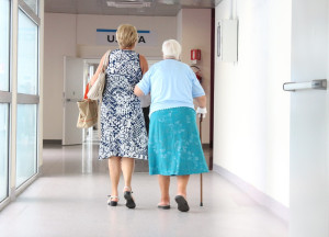 Comment choisir une dame de compagnie pour personnes âgées ?