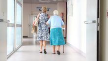 Comment choisir une dame de compagnie pour personnes âgées ?