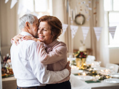 Organiser une fête d’anniversaire de mariage : déco, bougies personnalisables, remerciements