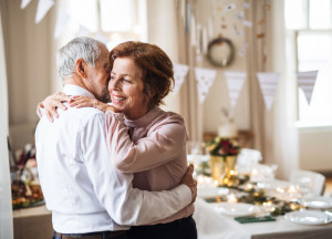 Organiser une fête d’anniversaire de mariage : déco, bougies personnalisables, remerciements